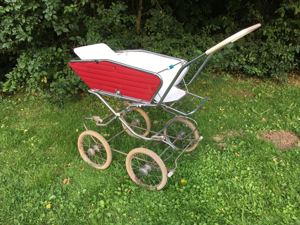 Kinderwagen Sportkinderwagen 70er Jahre rot antik nostalgisch in Hann. Münden