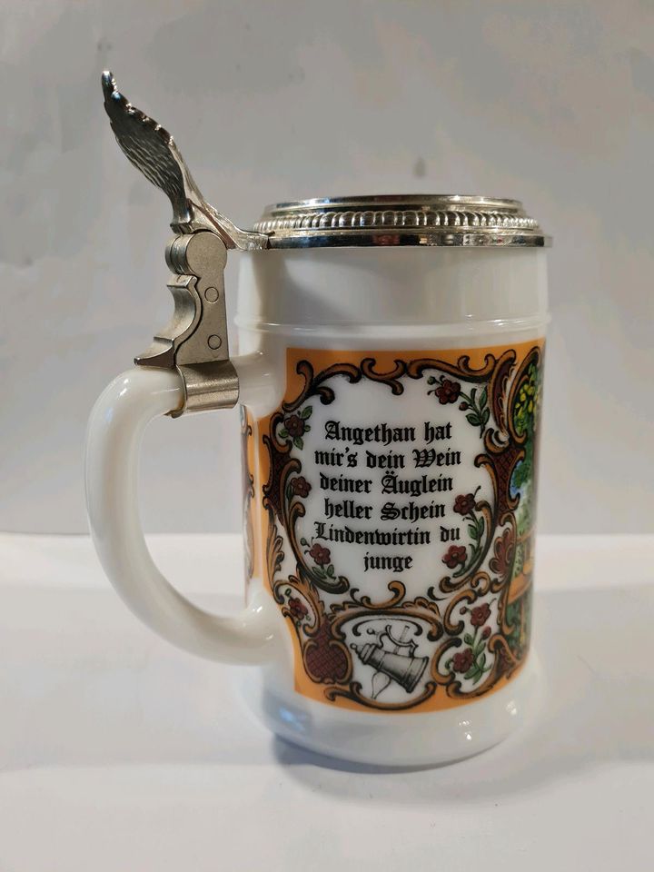 Bierkrug mit Gesellschaftsmotiv in Neuschönau