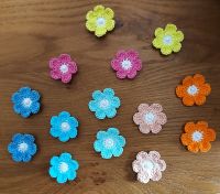 14 Häkelblumen mit Perle in 7 Farben Handarbeit Nordrhein-Westfalen - Hopsten Vorschau
