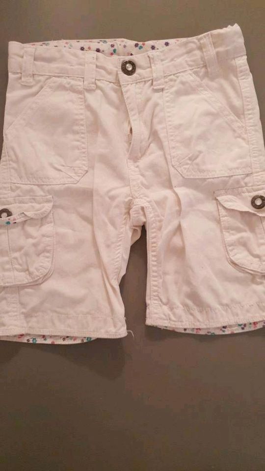 ♡ 2x weiße und Jeans Mädchen kurze Hose Shorts Gr.116-122 in Rauen