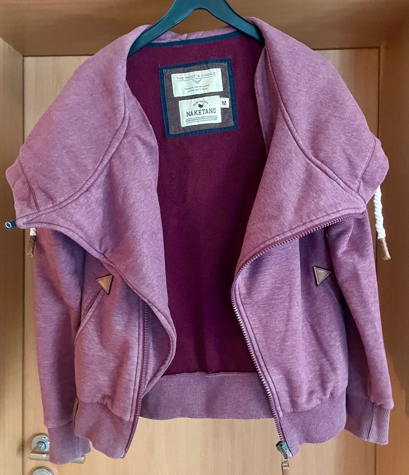 Naketano Sweatjacke mit seitlich versetztem Reißverschluß, berry in Trassem