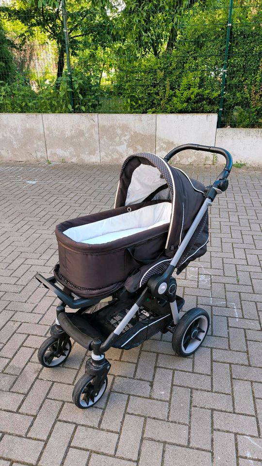 Kinderwagen mit Babyschale und Buggyfunktion mit viel Zubehör in Magdeburg