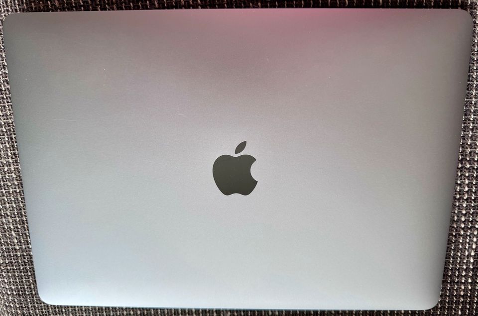 Apple MacBook Air M1 13“ 2021 512 GB SSD + Tasche + Adapter in Darmstadt