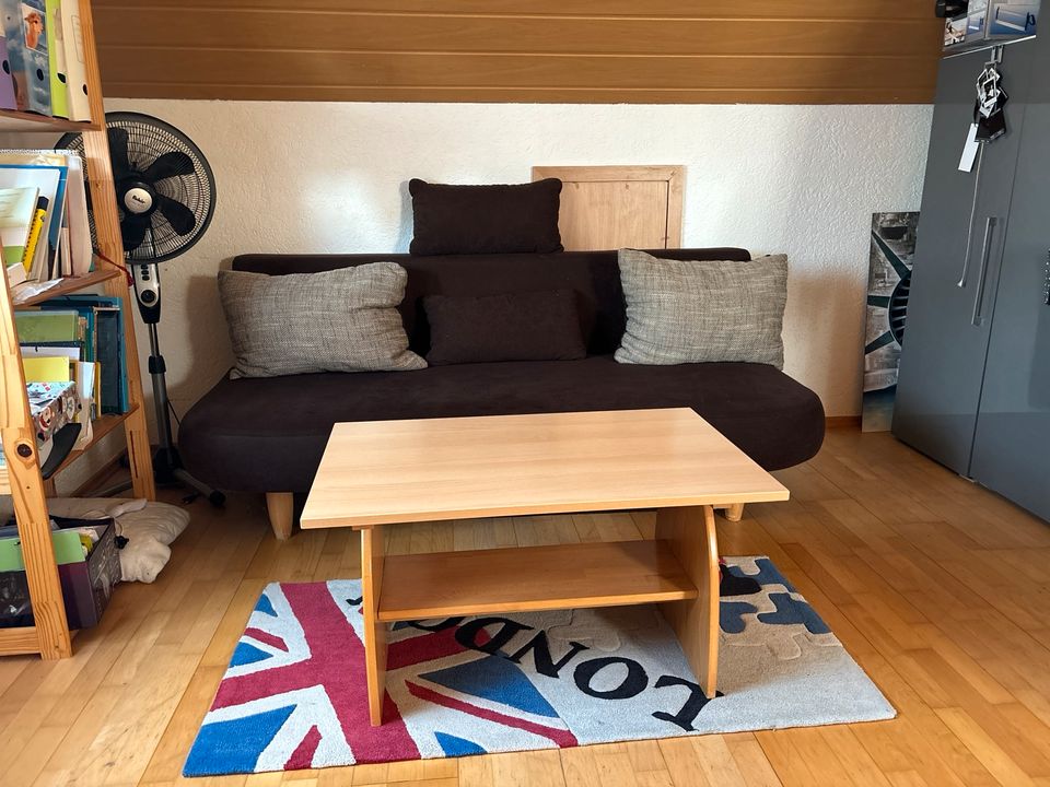 Sofa mit Tisch in Leiblfing