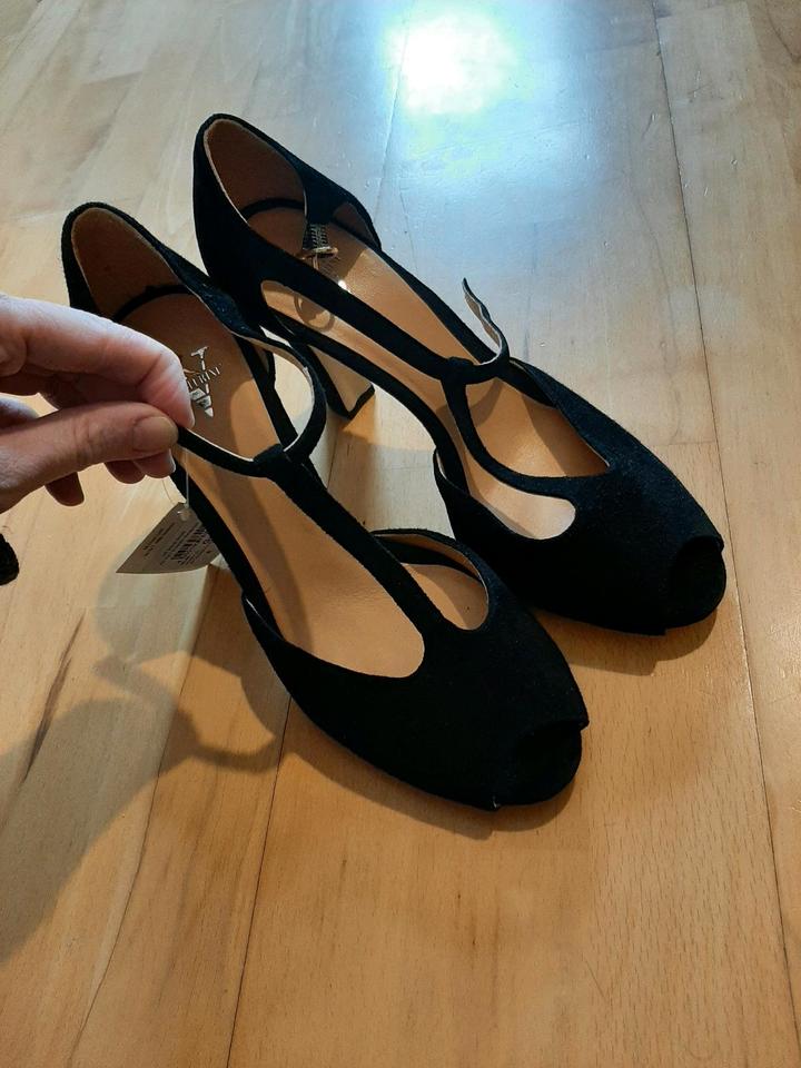 Pumps aus schwarzem Samt, Marke Venturini (Milano), Größe 40 in Nürnberg (Mittelfr)