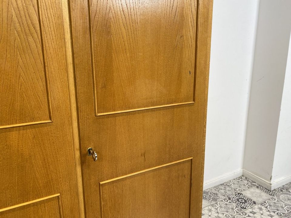 WMK Formschlichter und raumaufhellender Mid-Century Kleiderschrank aus vollem Holz aus 1956 mit Zierleisten und perfekter Aufteilung # Schrank Wäscheschrank Wardrobe Schlafzimmerschrank Retro Vintage in Berlin