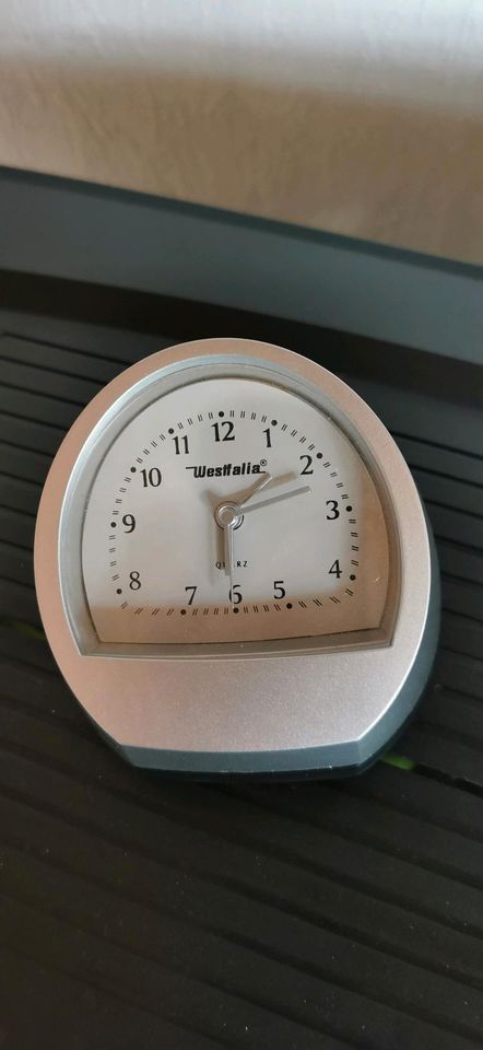 Uhr mit Wecker und Taschenrechner Funktion in Straßberg