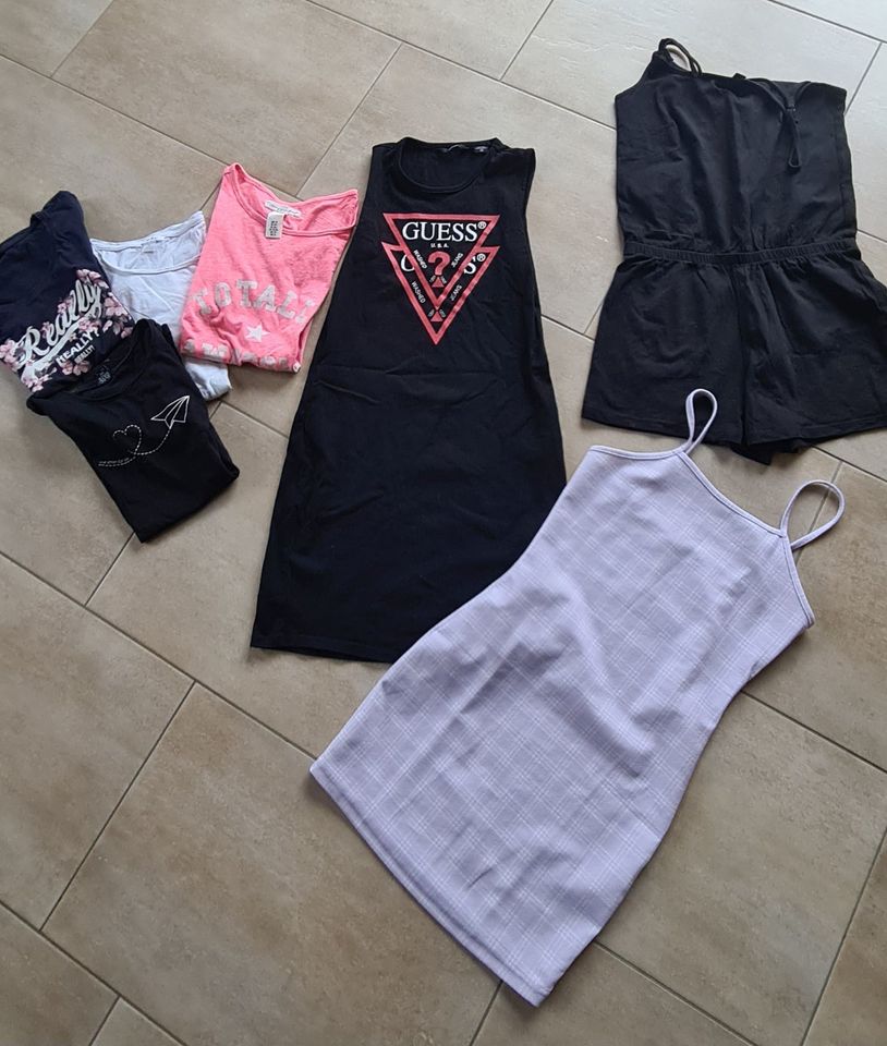 Sommerkleider und T-Shirts und Jumpsuit xs,34 in Husum