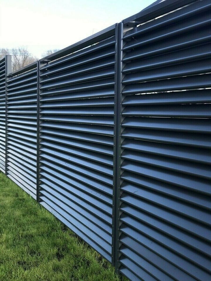 L 32m x H 1,4m Viola Gartenzaun: Vielseitiger Sichtschutz aus Aluminium, Metall-Lamellen & Jalousienzaun, inkl. Schmiede- und Schmuckzaun-Design" in Siegen