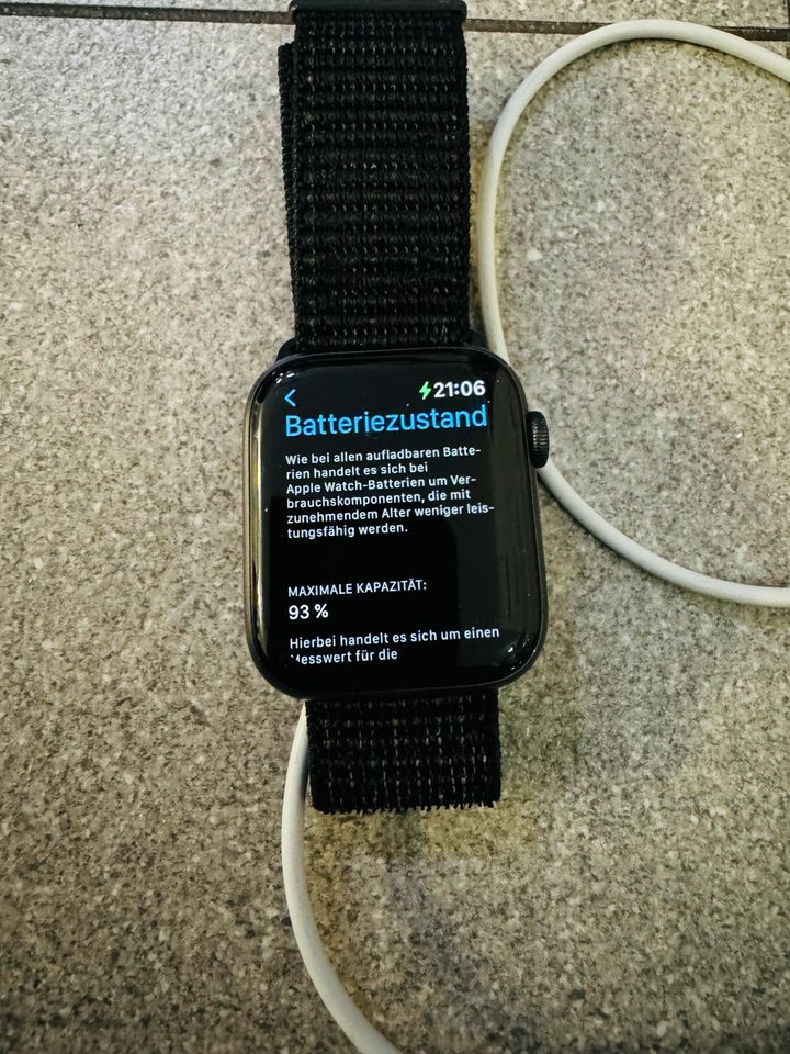 Apple Watch Series 5 44 mm + Sport Loop Armband in Kerpen