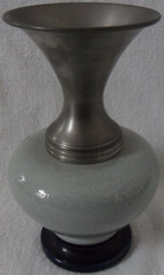 Keramik-Vase mit Zinn-Oberteil, Blumenmuster, blauer Fuß in Eltville