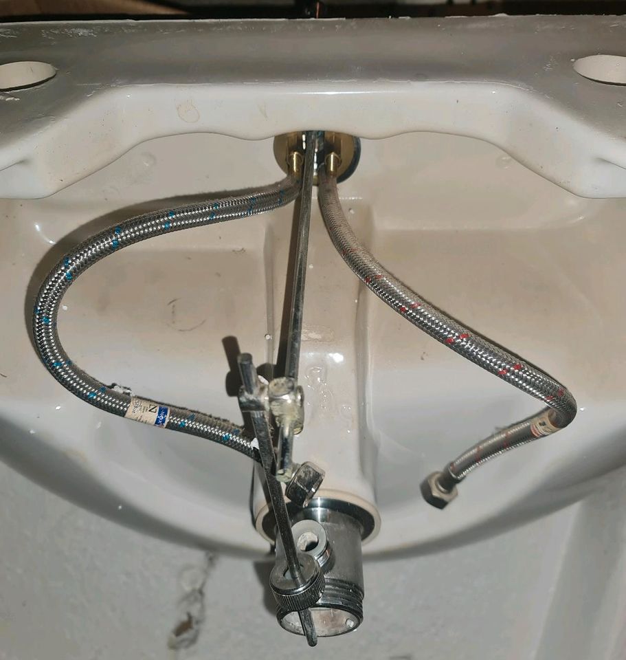 Waschbecken VITRA weiß mit Armatur ohne Stepsel in Espelkamp