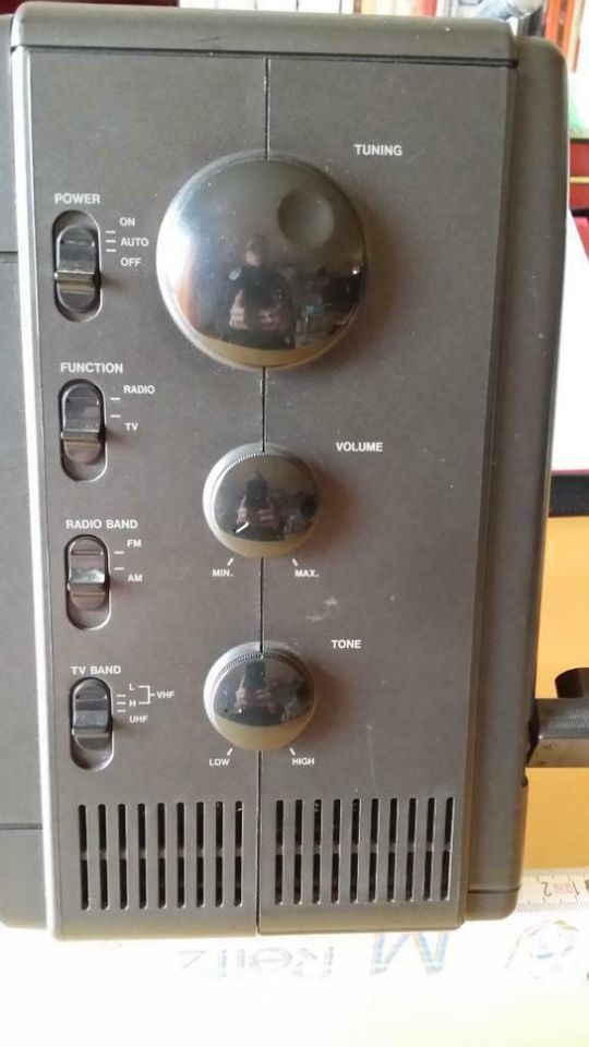 SW-Fernsehgerät mit AM / FM-Receiver (Radio) und Uhr zu verkaufen in Wilnsdorf