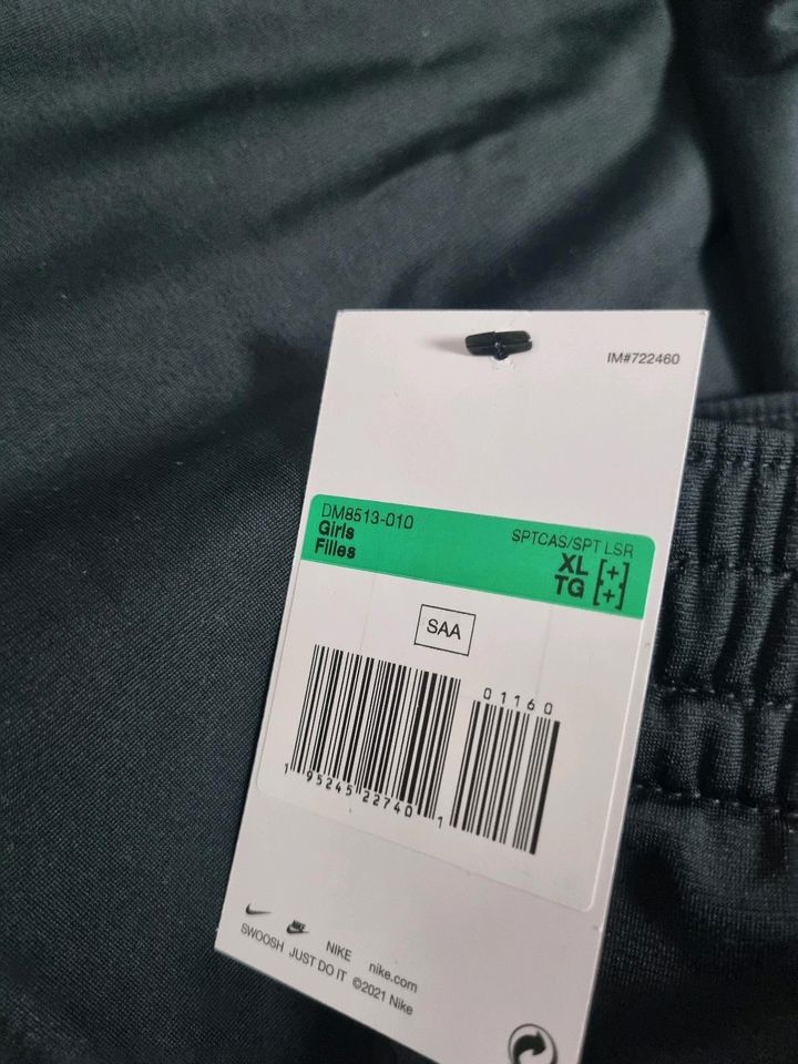 NIKE JOGGING ANZUG!! NEU!! GRÖßE XL! FÜR MÄDCHEN in Bremerhaven