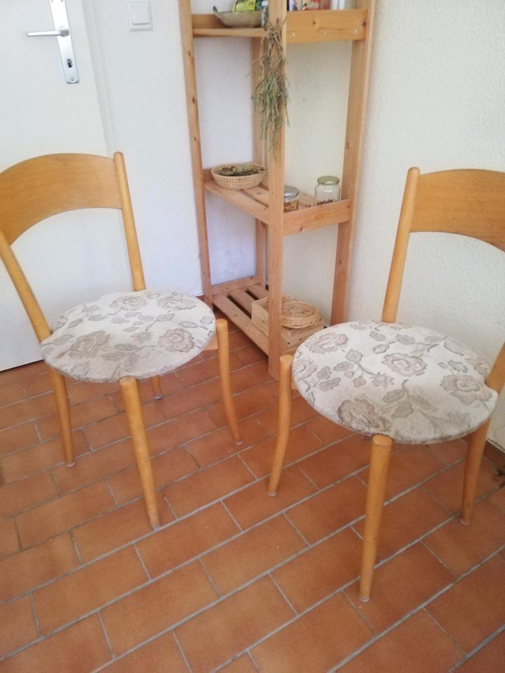 Zwei DDR Stühle in Dresden