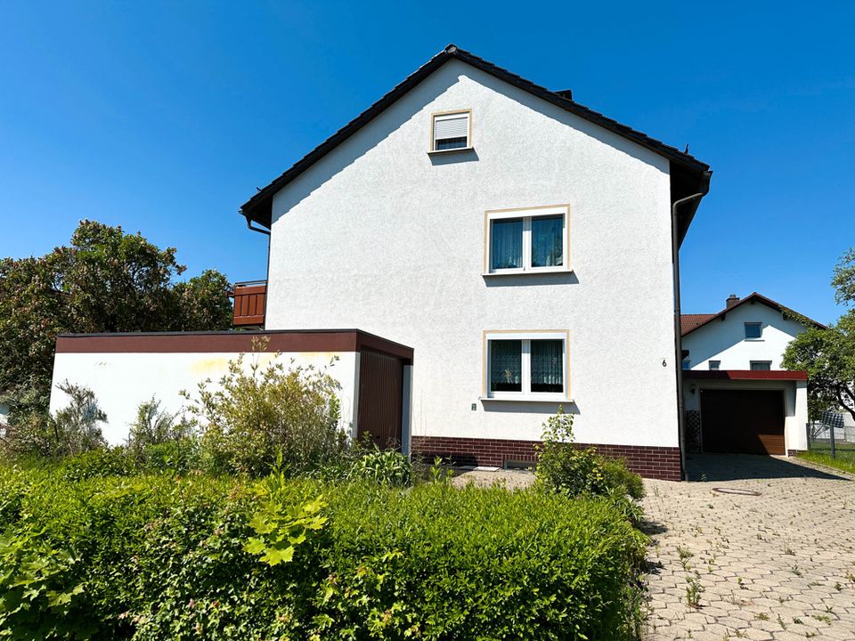 Gepflegtes Einfamilienhaus mit zwei Garagen und großem Garten in Haarbrücken in Neustadt b.Coburg