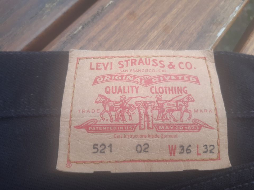 Levi`s 521 tolle schwarze Herren Jeans W36 L32 sehr guter Zustand in Langenlonsheim