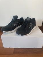 New Balance Damen Laufschuhe Sneaker Schuhe schwarz Gr. 40.5 Sachsen - Coswig Vorschau