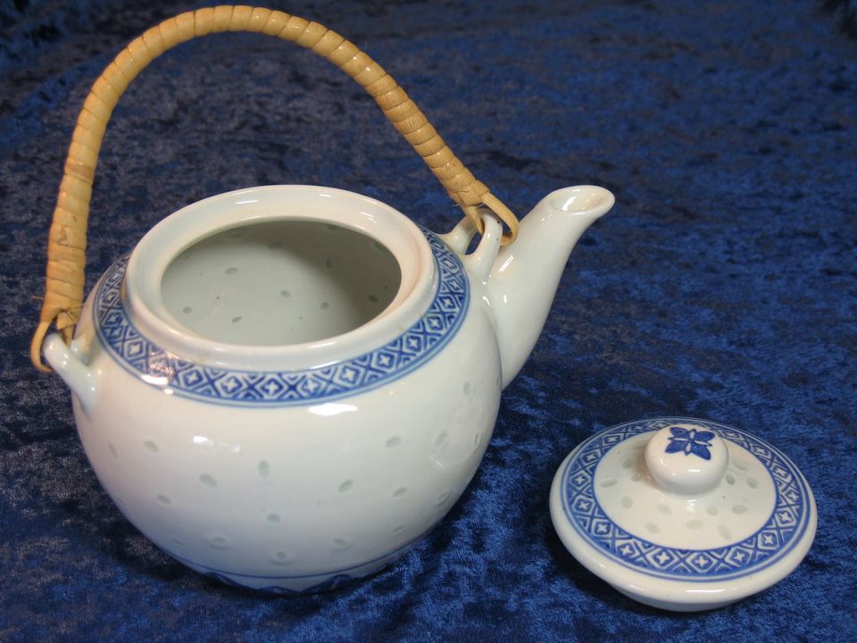 Teekanne Reiskorn-Porzellan blau-weiß 0,7l mit Bambusgriff in Seinsheim