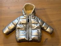 DKNY ❄️ Winterjacke Jacke Gefüttert Gr. 86 Neuwertig Silber Grau Niedersachsen - Osnabrück Vorschau