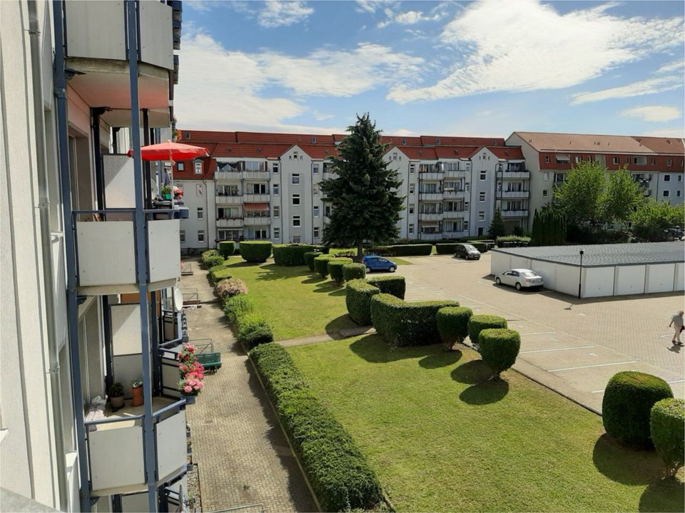 3 Zi. mit einfacher EBK, Wanne  + Balkon in Halberstadt