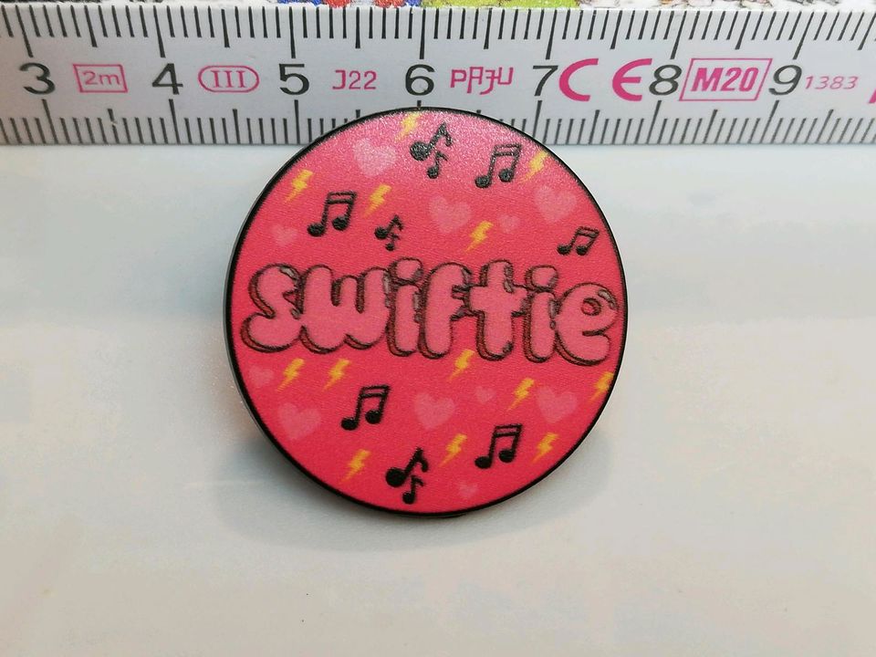 Swiftie Pin Taylor Swift related Pins pink in Kassel