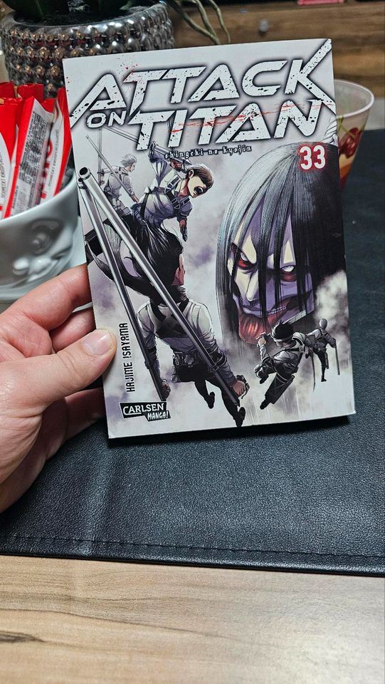 Attack on Titan Manga Band 33 in Ostrau