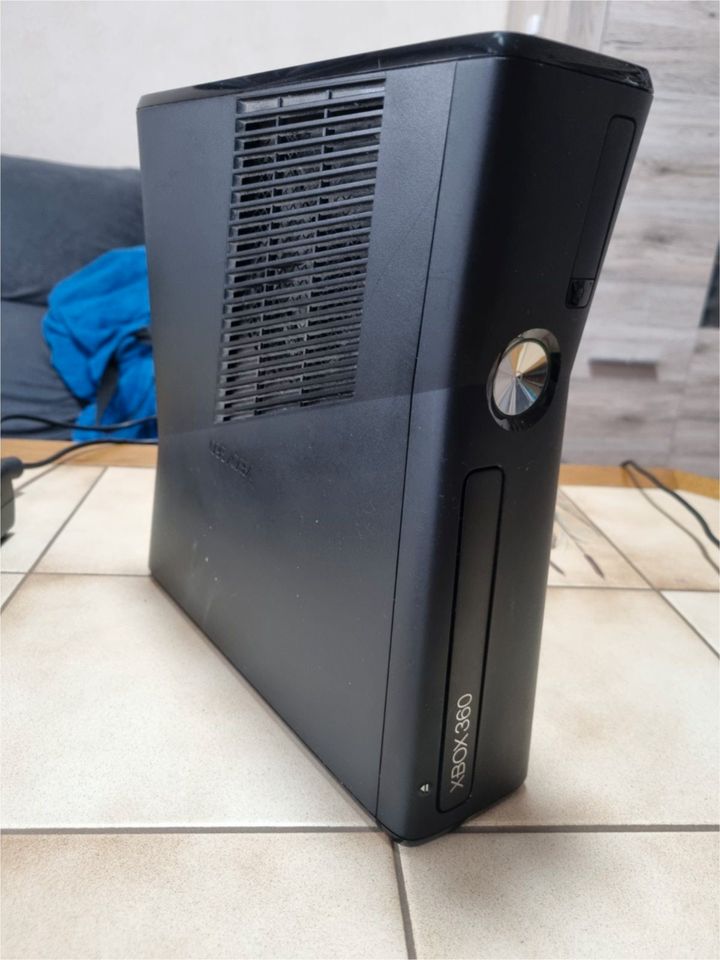 Xbox 360 mit Zubehör in Springe