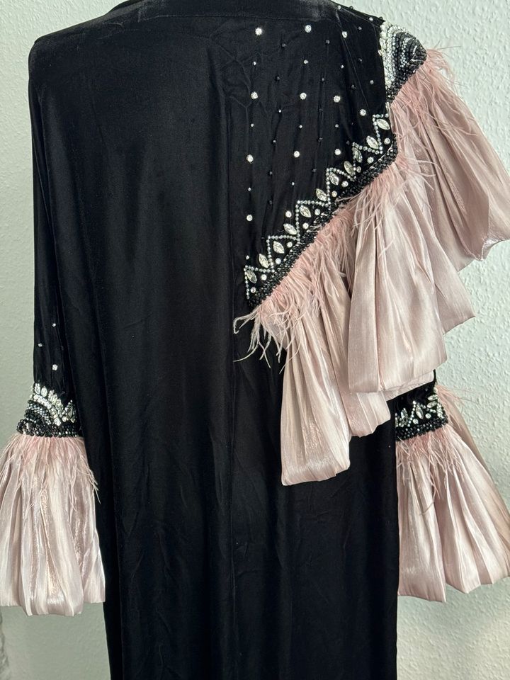 Luxury Abaya in schwarz samt mit rosa Verzierungen in Reinbek