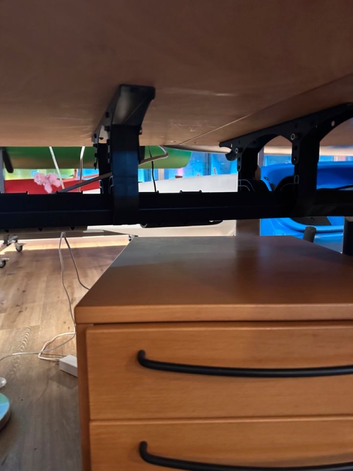 Höhenverstellbare Schreibtischkombi mit Rollcontainer in Kiel