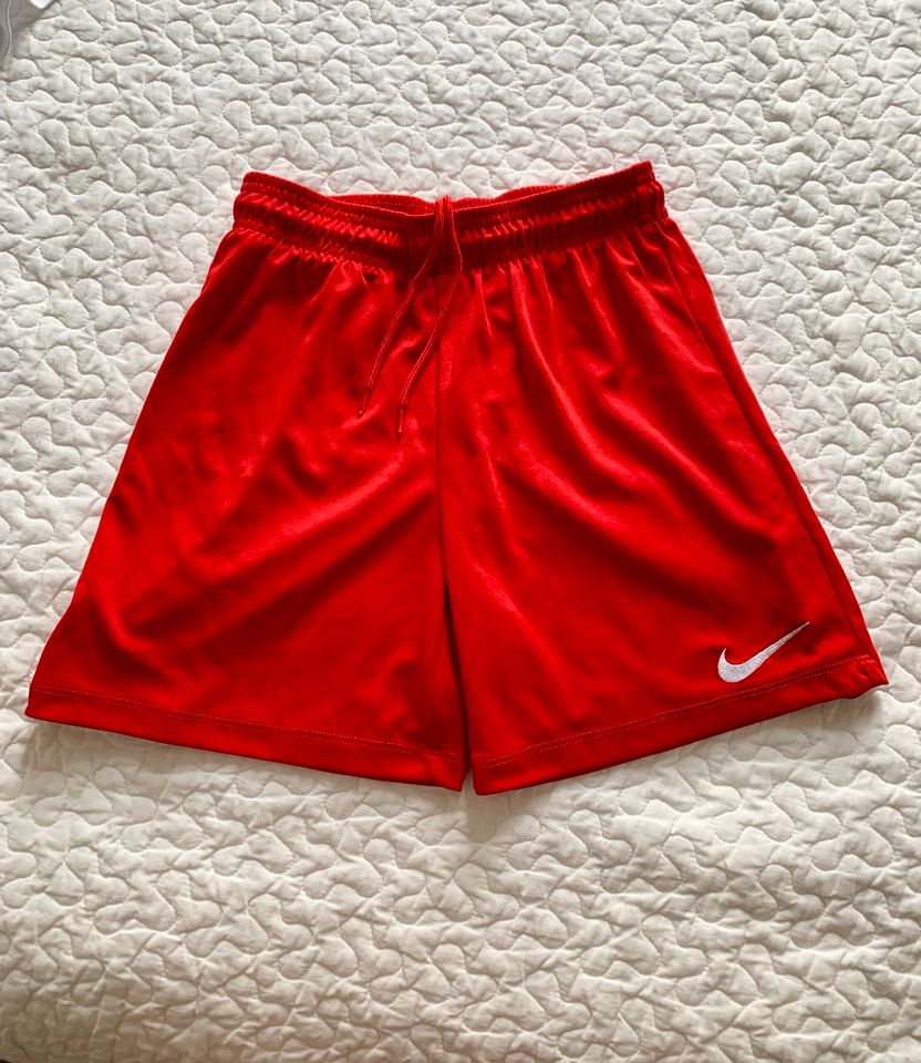 Nike Training Short Größe M 137/147 CM neu in Hamburg