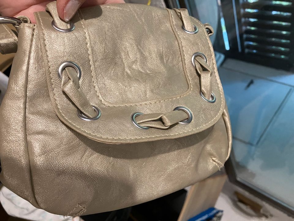 Kleine Handtasche beige glänzend in Fischbach