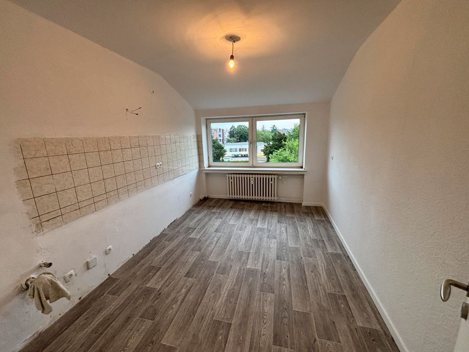 !!! Huckingen !!! große, helle Wohnung in Top-Lage und guten Zustand mit Balkon, in ruhiger Umgebung in Duisburg