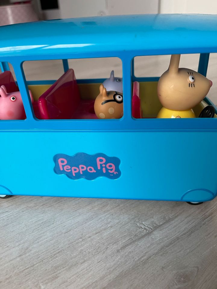 Peppa Wutz Bus inkl. Figuren in Essen