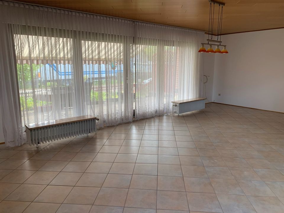 Einfamilienhaus voll unterkellert mit Garage, 4 Zimmer und EBK in Sassenburg