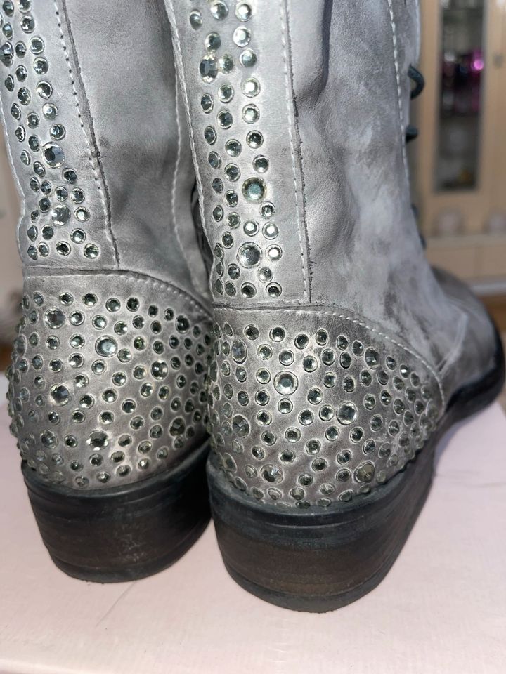 Sara Milani Damen Leder Boots Stiefel Gr 39 Antik grau Strass in Herne