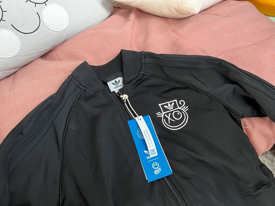 Jogginganzug Hose Jacke Adidas black Größe 128 love Jungen Unisex in Berlin