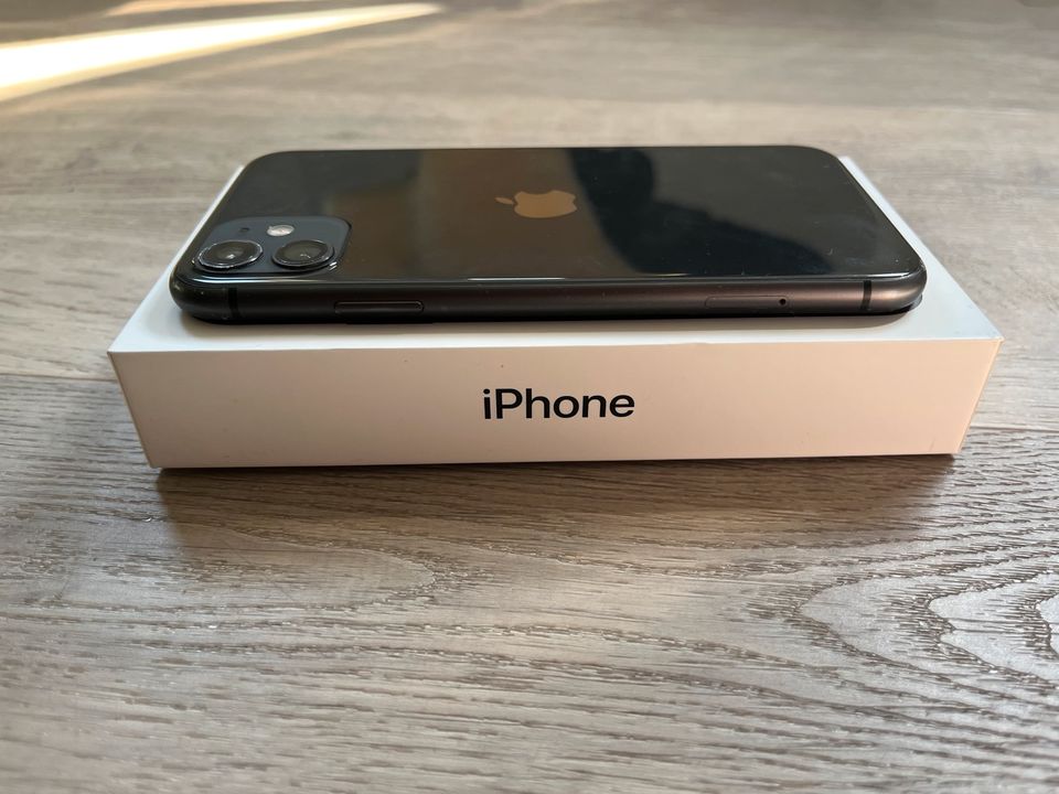 Apple IPhone 11 128 GB, guter Zustand in Gründau