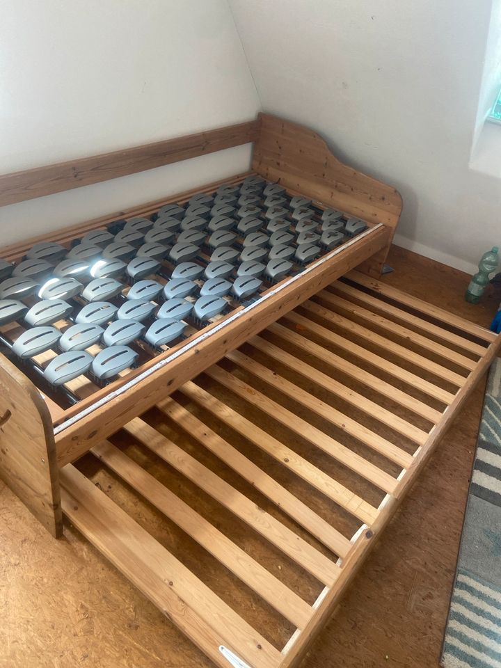 Bett zum ausziehen 90/200 Massivholz gute Zustand in Waldbrunn