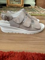 NEU Leder Schuhe Sandalen MEDICUS Größe 5(38) beige Hessen - Frankenberg (Eder) Vorschau