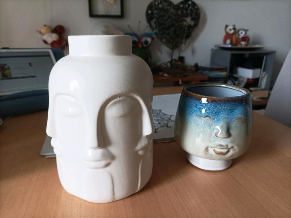 2 Gesichter Vasen bzw. 1x Gesichter Vase weiß+1x Blumentopf blau in Gievenbeck