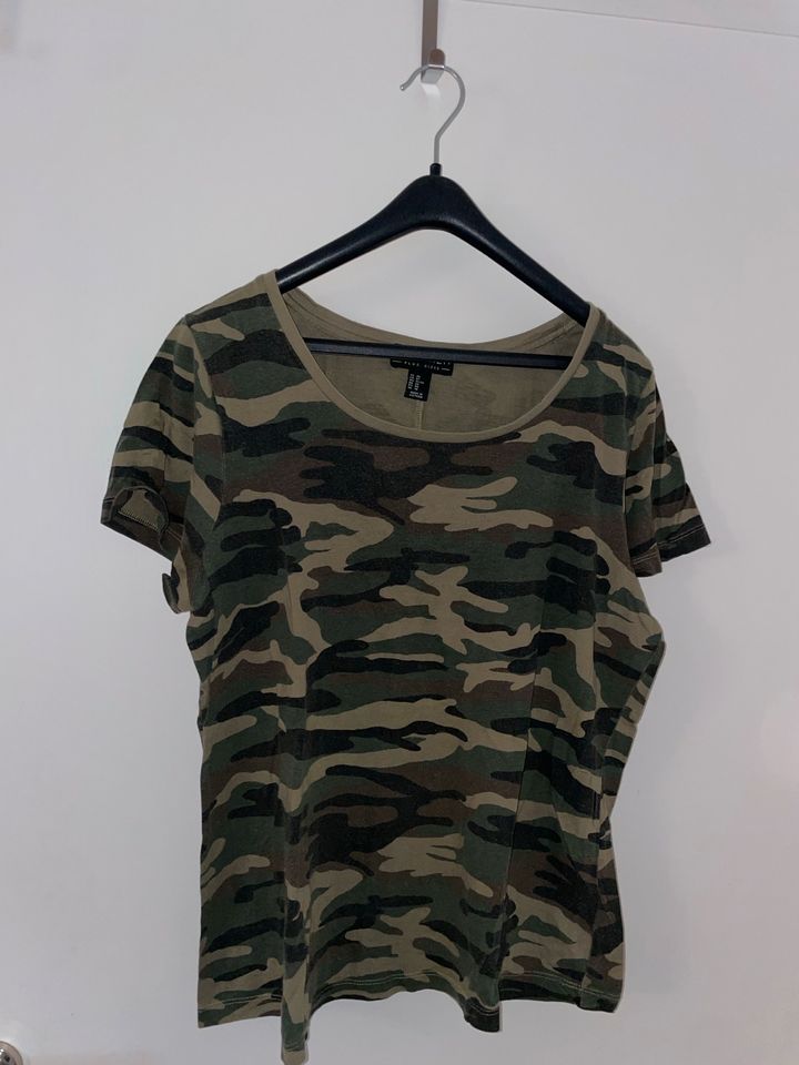 T-Shirt over Size Khaki in Castrop-Rauxel