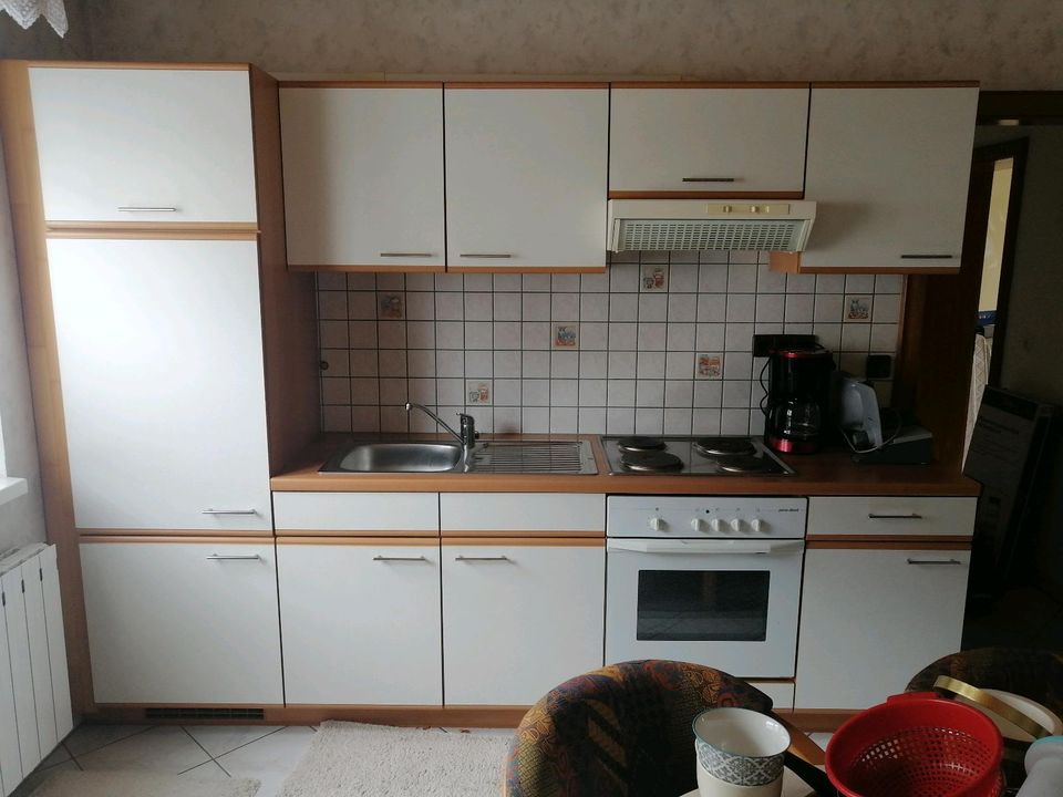 Küchenblock mit neuem Kühlschrank in Blieskastel