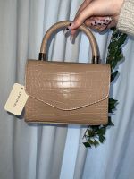 Neue Primark Handtasche beige mit gold und Schulterriemen Hessen - Maintal Vorschau