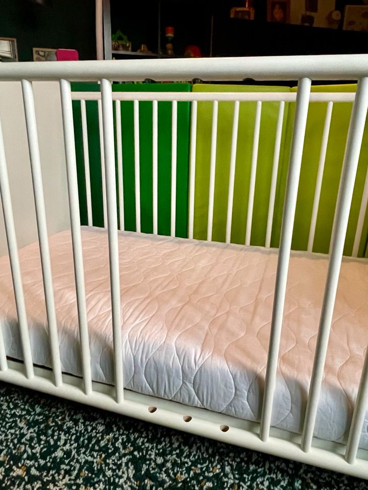 Babybett / Kinderbett mitwachsend in Trier
