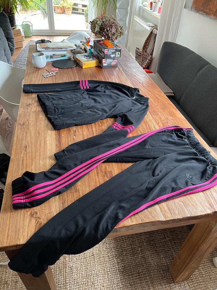 Jogginganzug Adidas schwarz pink Jogginghose Sweatshirtjacke in Fürth