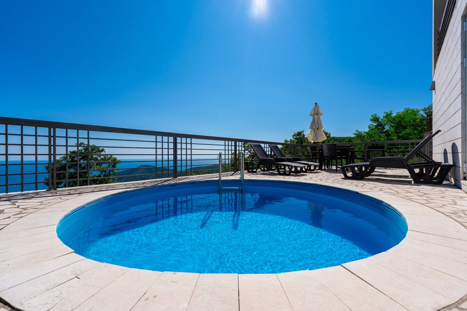 Ferienhaus für 8 Personen , mit Pool in Montenegro zu vermieten ! in Bischofsheim
