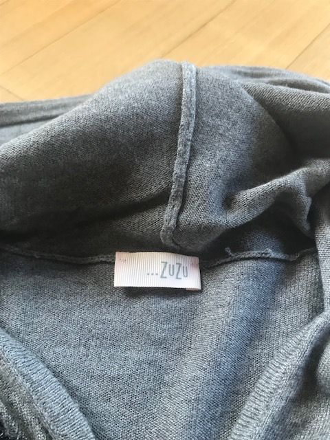 Strickjacke grau, Vorderteil mit Fellimitat, Kapuze in Erdweg