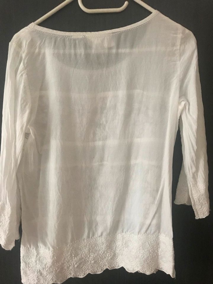 Sehr schöne weiße Bluse Größe M mit Muster  H & M in Stuttgart
