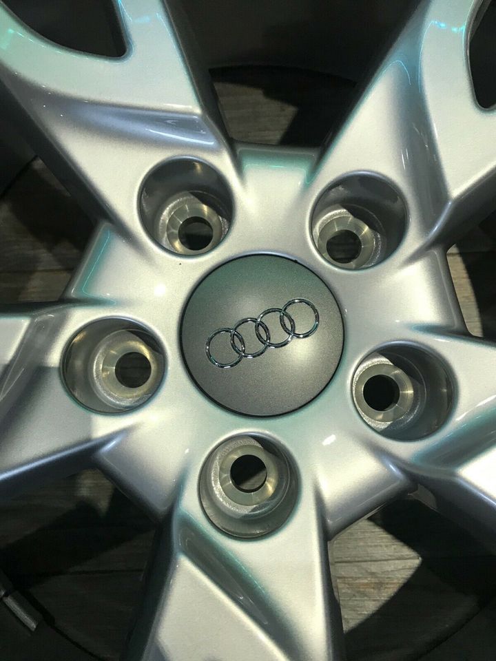 Originale Audi Alufelgen Silber 6,5x17“ ET33 5x112 8U0 071 497 in Minden